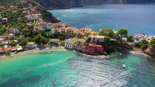 希腊爱奥尼亚切法利尼亚岛美丽而风景如画的多彩传统渔村视频