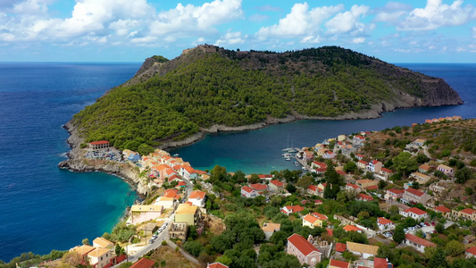 希腊爱奥尼亚切法利尼亚岛美丽而风景如画的多彩传统渔村视频