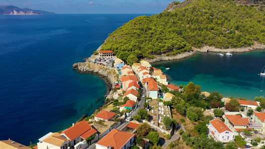 希腊凯法利尼亚岛的阿索斯村地中海的绿松石色海湾在希腊视频