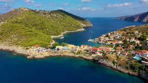 希腊凯法利尼亚岛的阿索斯村地中海的绿松石色海湾在希腊31秒视频