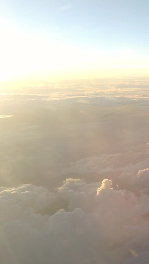 三万英尺高空俯瞰流动的云层日落阳光天空素材天空空镜26秒视频