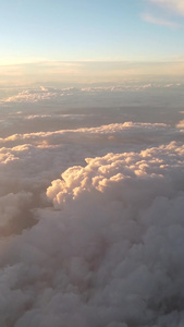 三万英尺高空俯瞰流动的云层日落阳光天空素材流动云层视频