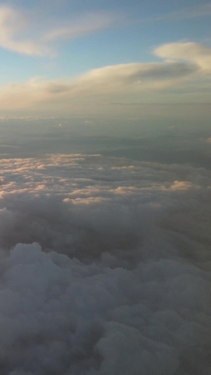三万英尺高空俯瞰流动的云层日落阳光天空素材天空空镜26秒视频