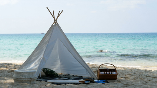 4k浪漫的白色野餐帐篷在白沙滩上配菜篮子食物背景有视频
