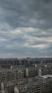 城市上空暴风雨来临前延时下雨前视频