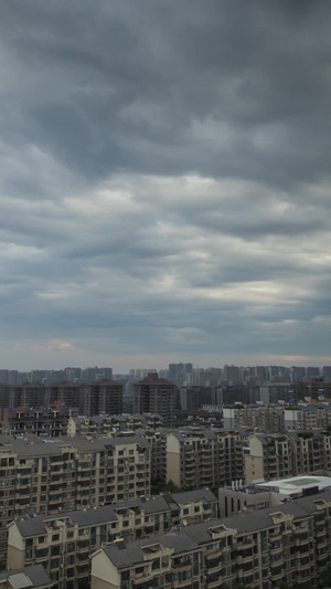 城市上空暴风雨来临前延时下雨前15秒视频