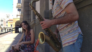 两对街头音乐艺术家在意大利街上10秒视频