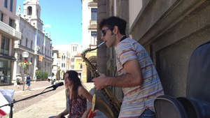 两对街头音乐艺术家在意大利街上玩6秒视频