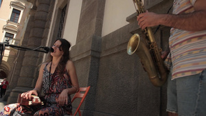 一对街头音乐艺术家在意大利街上表演9秒视频
