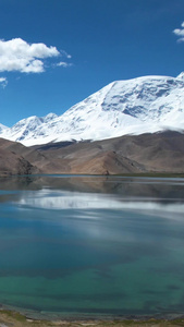 航拍5A景区帕米尔高原旅游景区高原圣湖与雪山视频新疆旅游视频