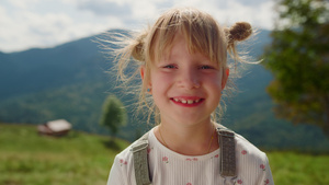 特写镜头快乐的女孩脸上微笑在相机阳光灿烂的日子20秒视频