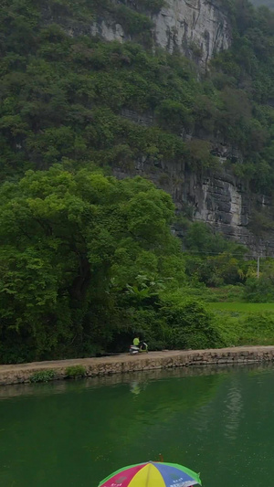 喀斯特地貌群山环绕中竹筏漂流桂林旅游19秒视频