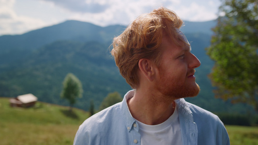 特写红发男子在山中享受暑假视频