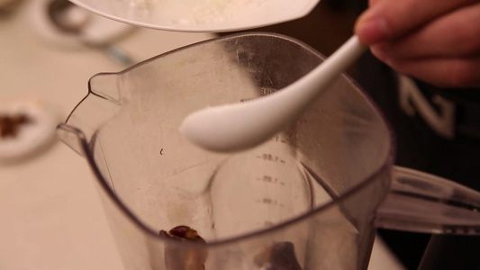 搅拌机榨汁机制作五谷豆浆视频