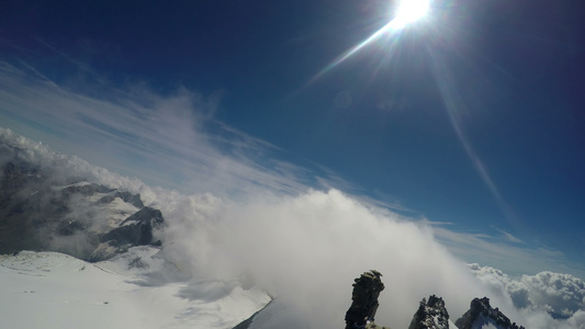 登山者第一视角在意大利阿尔卑斯山顶上考察颗粒帕迪索峰视频