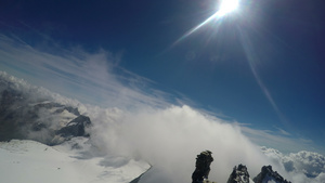 登山者第一视角在意大利阿尔卑斯山顶上30秒视频
