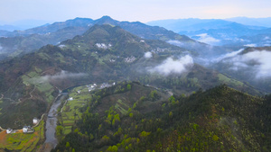 航拍皖南大山中的山村村落民居4K120秒视频