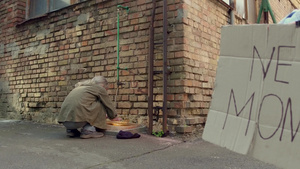 乞丐在街上蹲着用水龙头洗手17秒视频