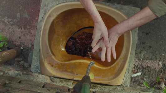 手被洗在旧水槽里视频