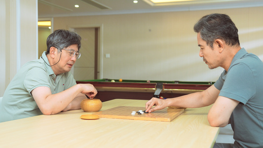 两个老人下棋视频