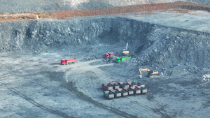 4K航拍矿山采矿现场工业矿场矿石开采14秒视频