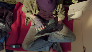 流浪汉在笔记本电脑上玩耍的景象18秒视频