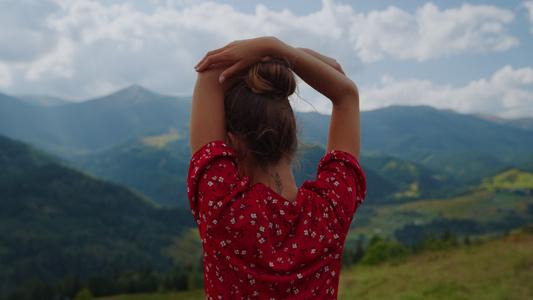 女人站在山上风景特写背影视频