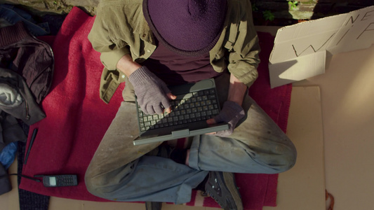 无家可归的人在笔记本电脑上打字视频