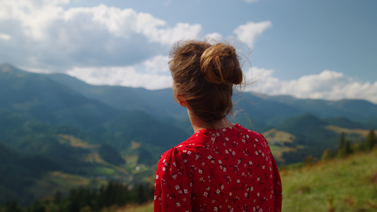 宁静的女孩站在山上欣赏山景视频