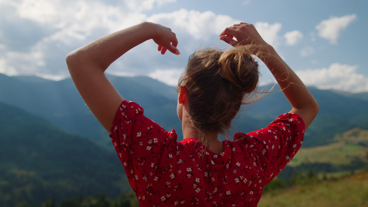 女人欣赏山景站在山上视频