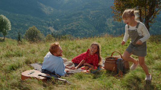 快乐的家庭野餐阳光灿烂的日子在青山上视频
