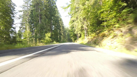 罗马尼亚的长青森林前摄像头超速汽车视频