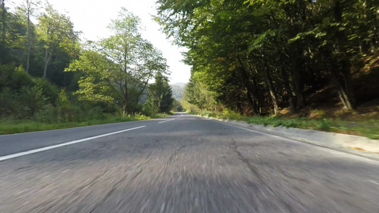 在乡下超速驾驶车底侧有前摄像头视频