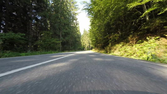 前摄像头录像超速汽车通过fir森林前摄像头视频