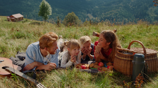 友好的家庭在草山小山享受野餐视频