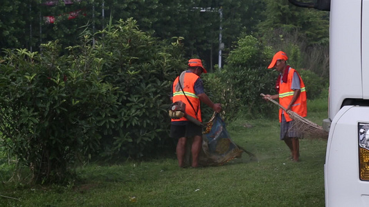 高清实拍环卫工人清扫路面道路养护[环卫局]视频