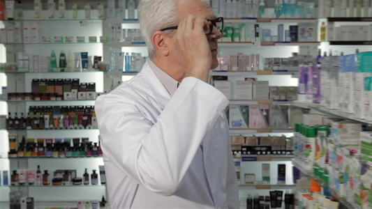 男药剂师在药店戴眼镜视频