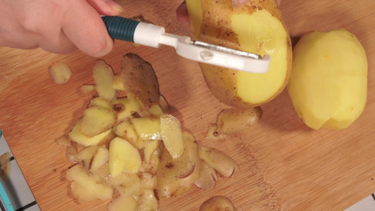 削皮刀削土豆给马铃薯去皮视频