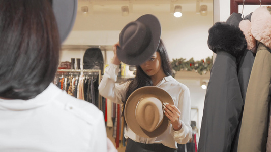 在镜子前戴帽子的有魅力的女人正在试镜视频