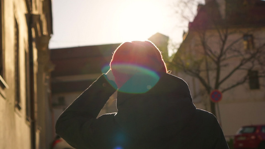 身戴红帽子的年轻女子在欧洲老街上走着太阳眼罩背斜线视频