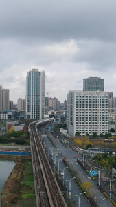 航拍上海城市轨道交通阴雨天视频