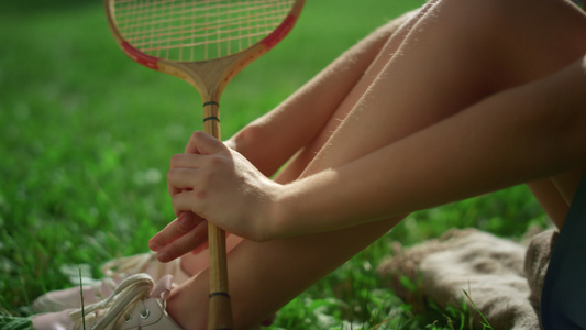 特写女孩腿手拿着羽毛球拍在公园里视频