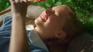 微笑的孩子在公园特写中躺在毯子里20秒视频