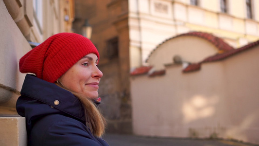 穿着红帽子的年轻姑娘在梦中站在老城街上视频