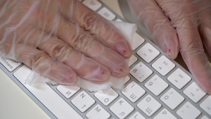 妇女用防护手套清洗电脑键盘湿布消毒等设备12秒视频