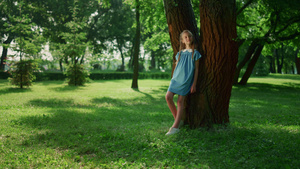 梦幻般的女孩瘦树干在公园里15秒视频