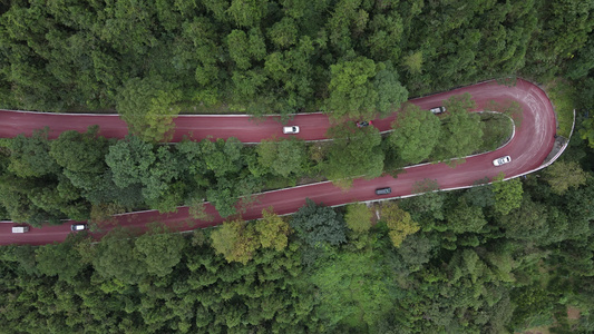 航拍红色道路汽车行驶[两条道路]视频