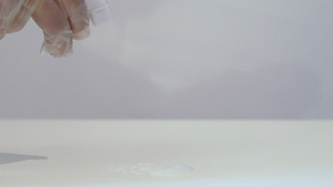 妇女穿着防护手套用布和喷雾清洗白桌24秒视频