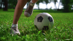 特写孩子腿做足球技巧23秒视频