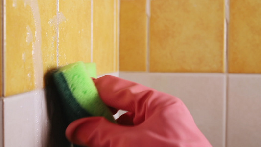 用洗涤剂和海绵的清洁瓷砖视频